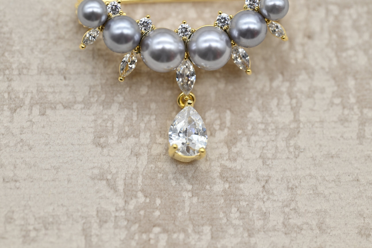 Elegant Pearl and Crystal Drop Brooch